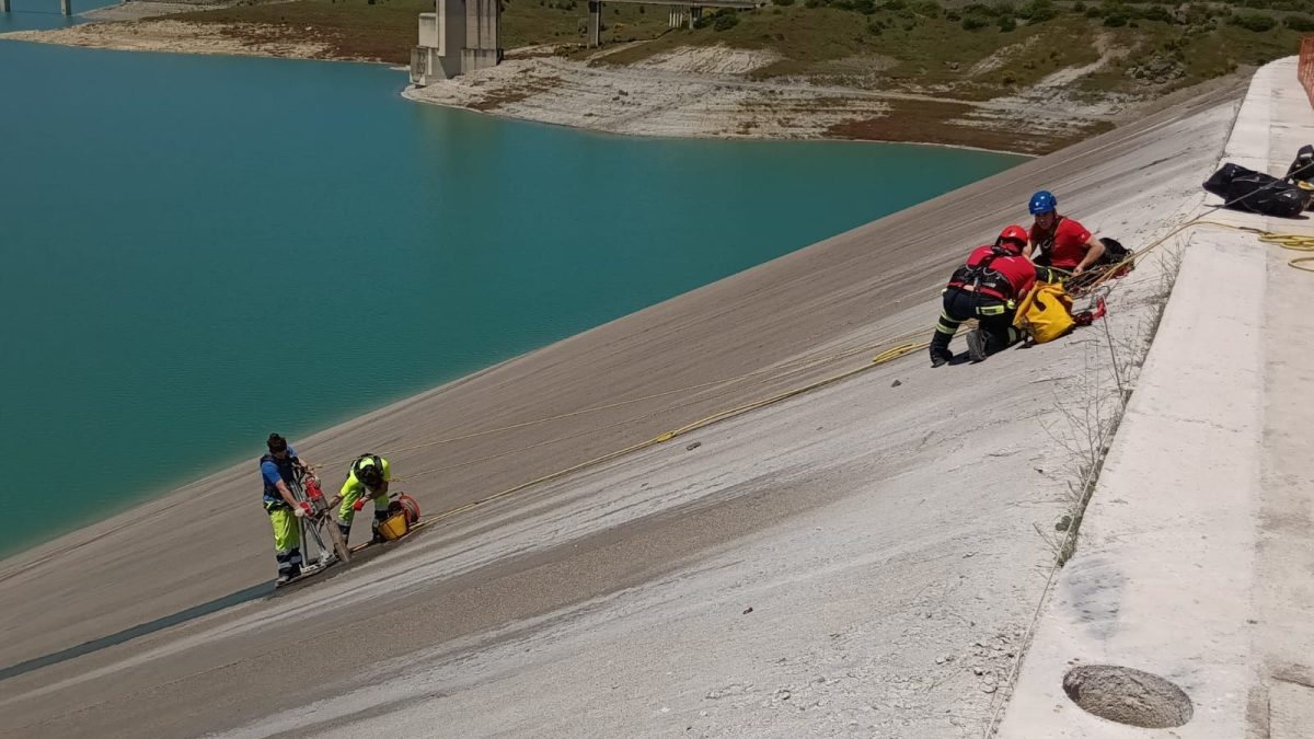 Diga di monte Cutugno sul fiume Sinni - Comune di Senise (PZ) - Carotaggi su paramento di conglomerato bituminoso-2