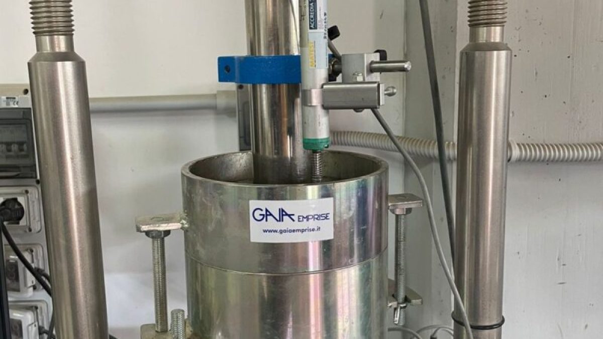 Prova CBR (California Bearing Ratio) su Campione di Terreno presso il Laboratorio GAIA EMPRISE2